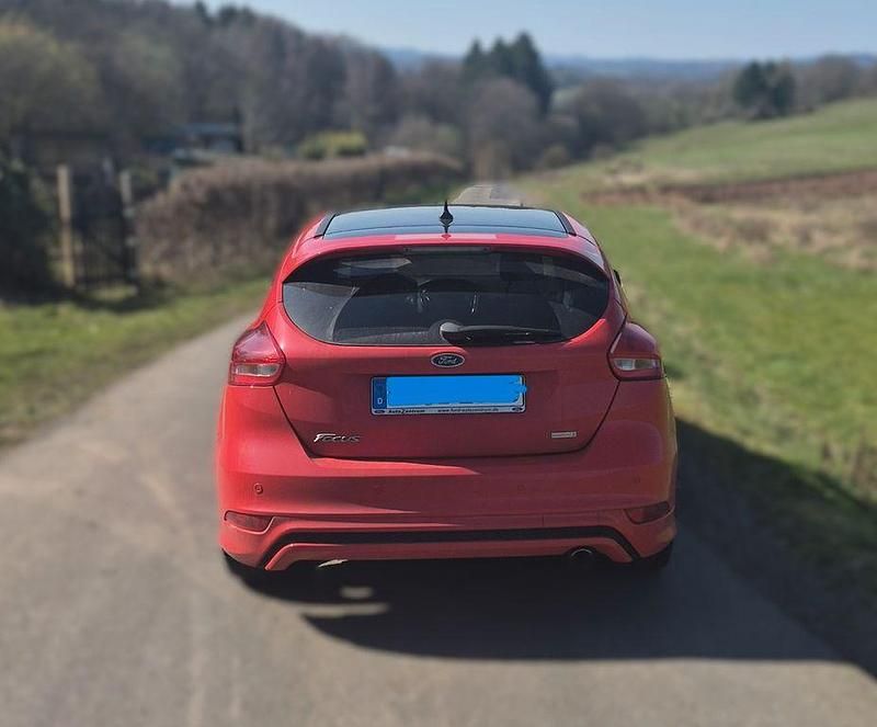 Gebraucht Ford Focus ST-Line 182 PS (133 kW) 2018 Rot Limousine
