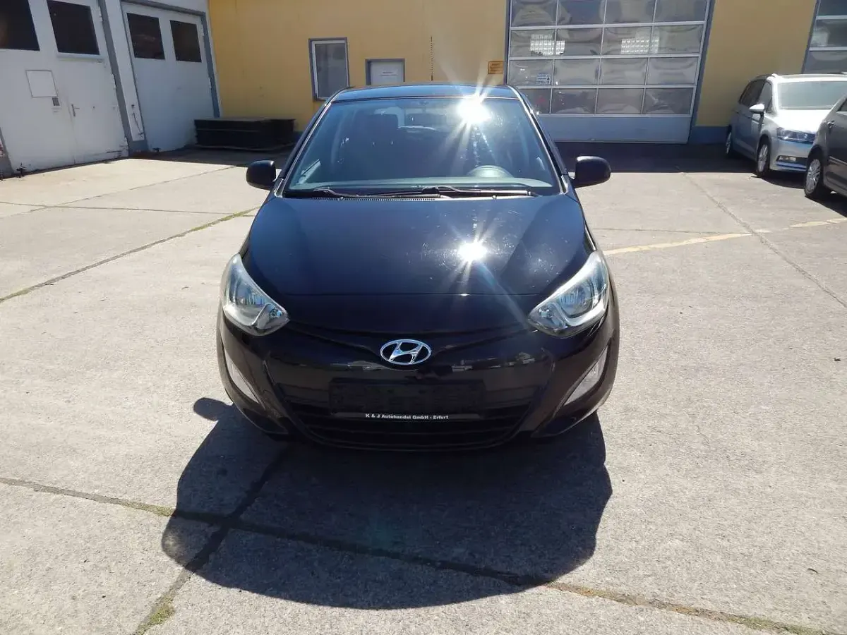Gebraucht Hyundai i20 Classic 86 PS (63 kW) 2015 Black diamond / mic Kleinwagen
