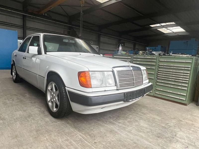 Weiß Gebraucht 1990 Mercedes E250 Limousine | 9.999 € - Bild 1/4