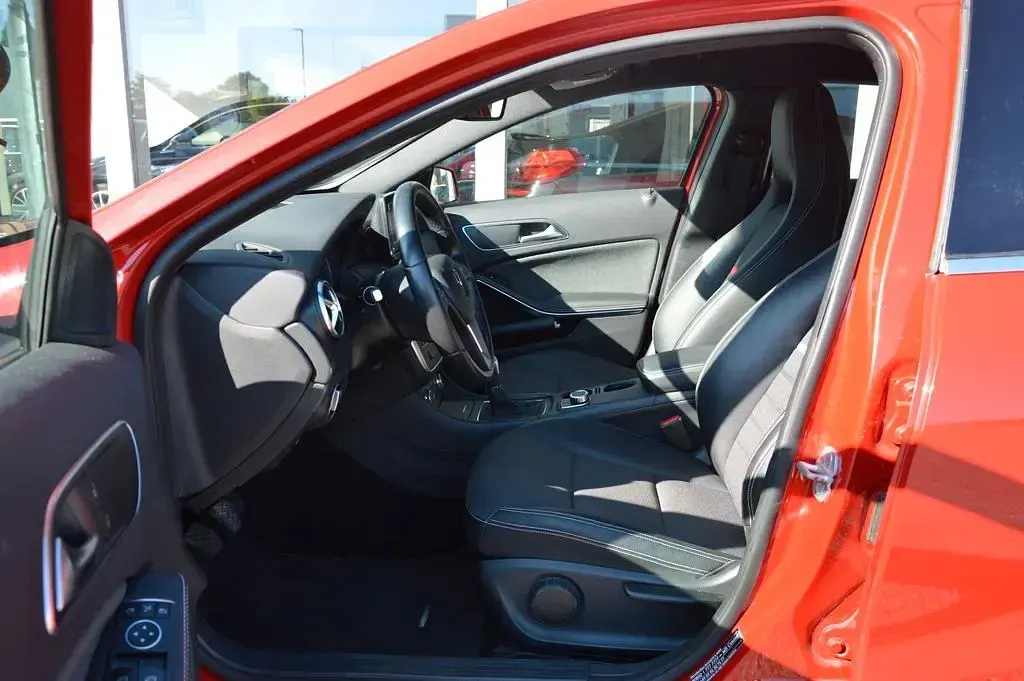 Gebraucht Mercedes A180 122 PS (89 kW) 2014 Rot Kleinwagen