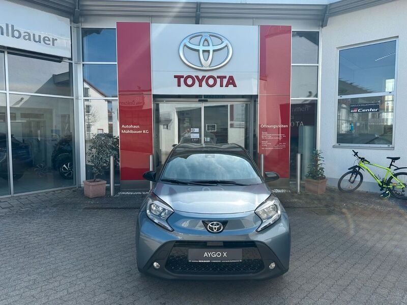 Grau Gebraucht 2024 Toyota Aygo Team Kleinwagen | 15.980 € (Fairer Preis) - Bild 1/4