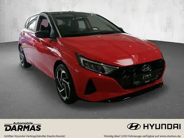 Gebraucht Hyundai i20 Intro Edition 101 PS (74 kW) 2021 Tomato red/ phantom black Kleinwagen