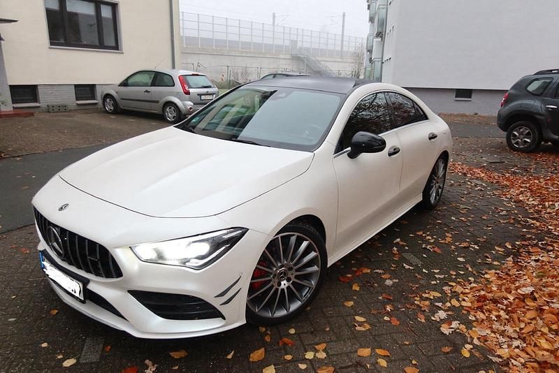 Weiß Gebraucht 2019 Mercedes CLA180 Limousine | 26.500 € (Teuer) - Bild 1/4