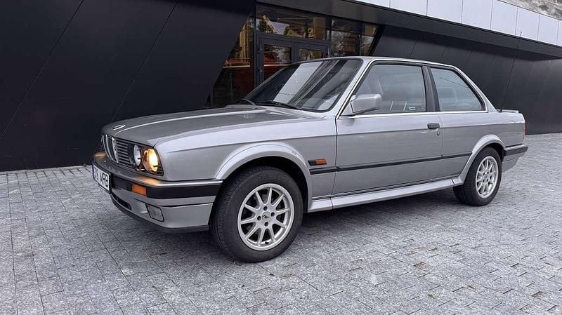 Gebraucht BMW 325 170 PS (125 kW) 1990 Grau Limousine