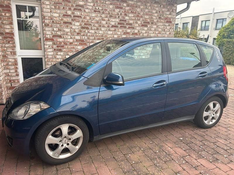 Blau Gebraucht 2009 Mercedes A180 Limousine | 5.400 € (Guter Preis) - Bild 1/4