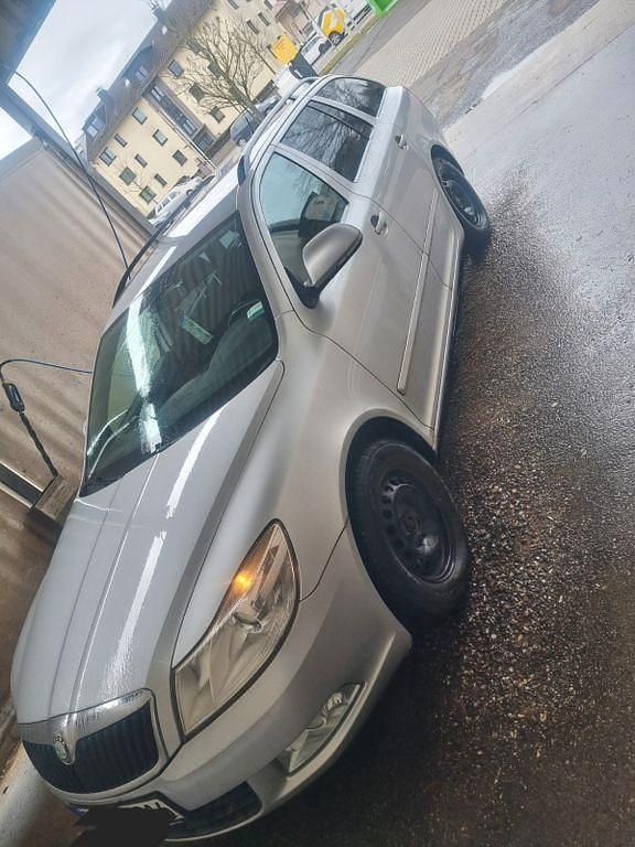 Gebraucht Skoda Octavia Ambiente 122 PS (89 kW) 2010 Silber Kombi