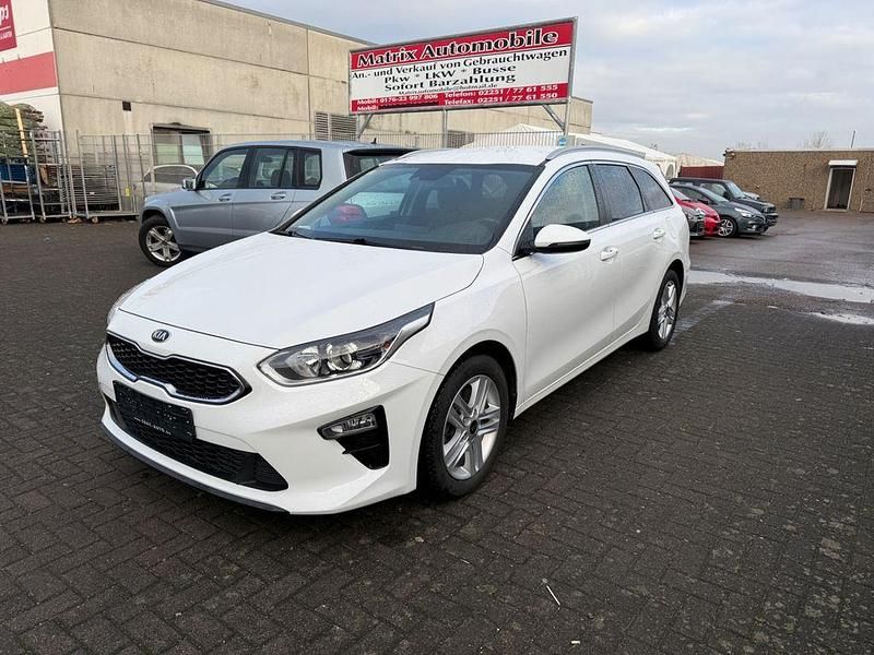 Weiß Gebraucht 2021 Kia Ceed Sportswagon Vision Kombi | 12.999 € - Bild 1/4