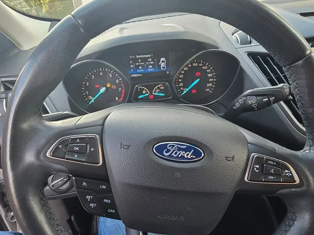 Używany Ford Kuga Titanium 150 KM (110 kW) 2017 Srebrny SUV