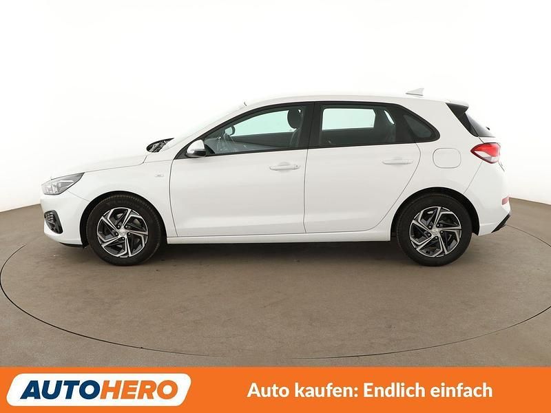 Gebraucht Hyundai i30 Select 120 PS (88 kW) 2022 Weiß Kleinwagen