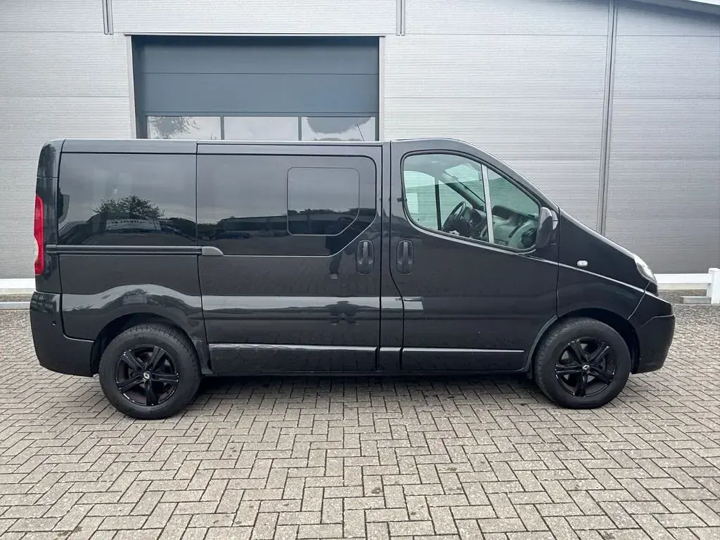 Second-hand Renault Trafic Black Edition 114 CP (83 kW) 2013 Negru Monovolum
