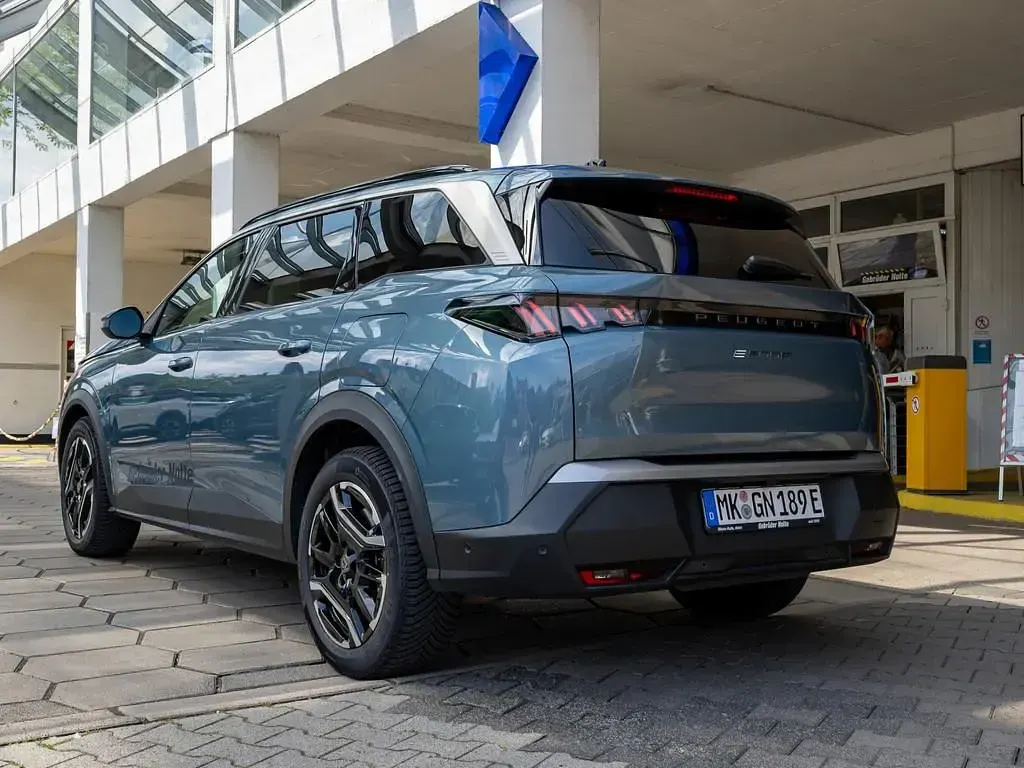 Gebraucht Peugeot e-5008 Allure 156 kW (213 PS) 2026 Blau / SUV