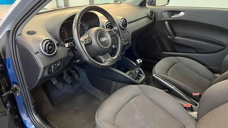 Gebraucht Audi A1 Attraction 86 PS (63 kW) 2011 Blau Kleinwagen