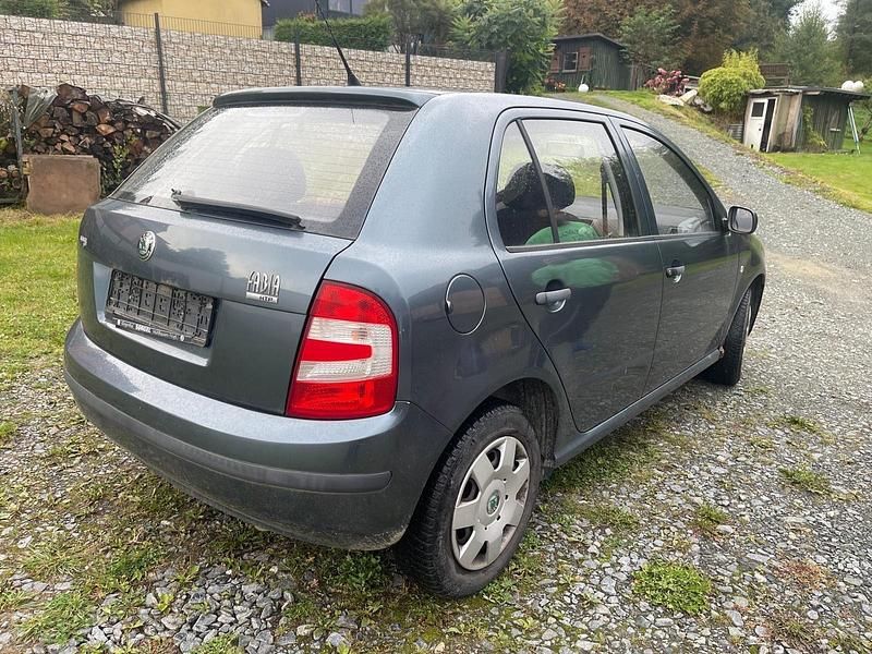 Grau Gebraucht 2005 Skoda Fabia Classic Kleinwagen | 999 € (Superpreis) - Bild 1/4