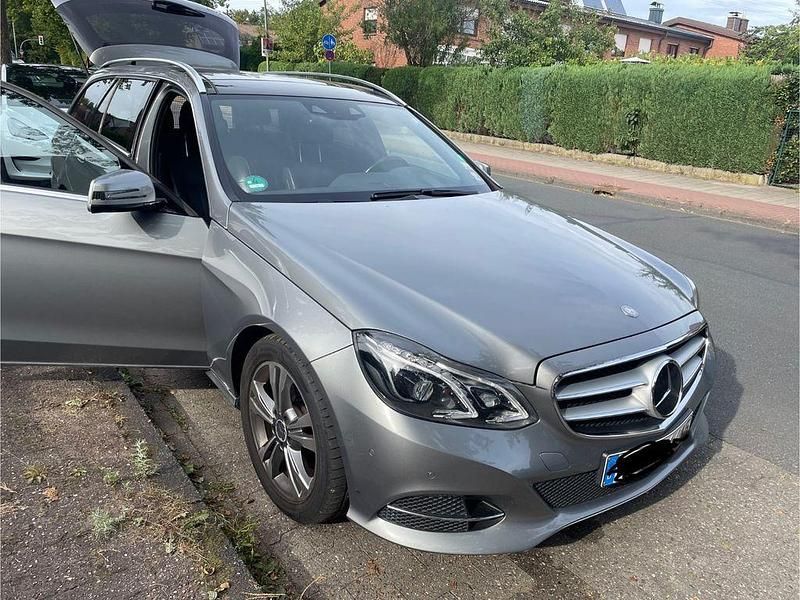 Grau Gebraucht 2015 Mercedes E350 Avantgarde Limousine | 21.000 € (Etwas zu teuer) - Bild 1/4