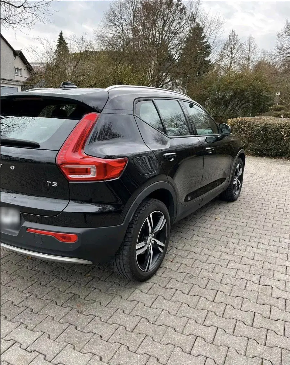 Gebraucht Volvo XC40 Momentum 163 PS (119 kW) 2021 Schwarz SUV