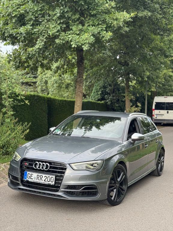 Grau Gebraucht 2015 Audi S3 Ambiente Limousine | 16.800 € (Superpreis) - Bild 1/4