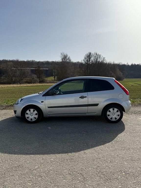 Gebraucht Ford Fiesta 69 PS (50 kW) 2007 Grau Kleinwagen