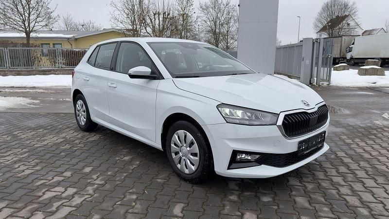 Weiß Gebraucht 2024 Skoda Fabia Essence Limousine | 12.900 € (Guter Preis) - Bild 1/4