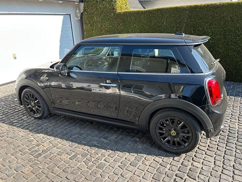 Gebraucht Mini Cooper SE 135 kW (184 PS) 2023 Schwarz Kleinwagen