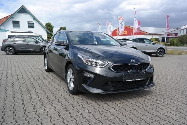 (1k) black pearl m Gebraucht 2019 Kia Ceed Vision Limousine | 16.999 € (Fairer Preis) - Bild 1/4