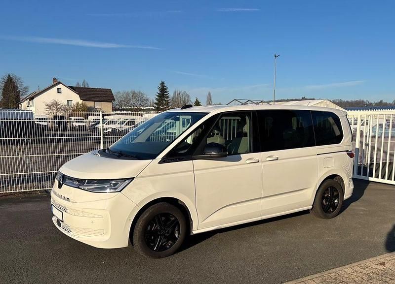 Weiß Gebraucht 2024 VW Multivan Van | 48.900 € (Fairer Preis) - Bild 1/4