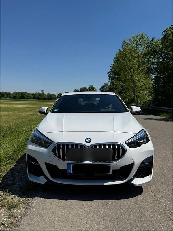 Weiß Gebraucht 2021 BMW 218 M Sport Limousine | 25.000 € - Bild 1/4