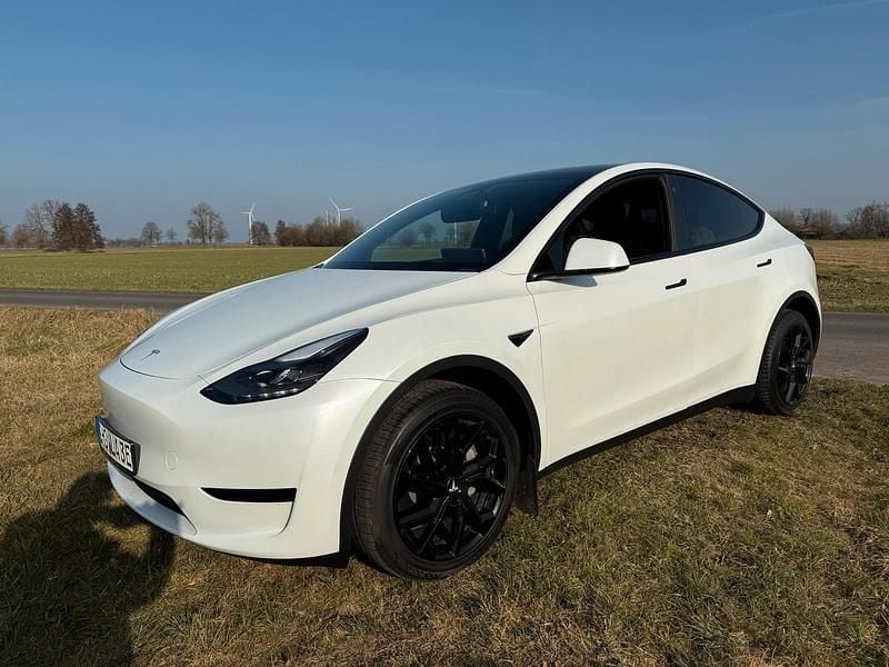 Weiß Gebraucht 2024 Tesla Model Y Long Range RWD SUV | 39.800 € (Guter Preis) - Bild 1/4