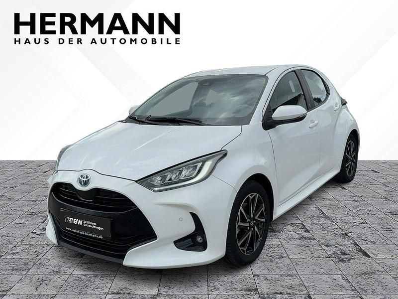 Weiß Gebraucht 2022 Toyota Yaris Hybrid Team Kleinwagen | 19.311 € (Fairer Preis) - Bild 1/4