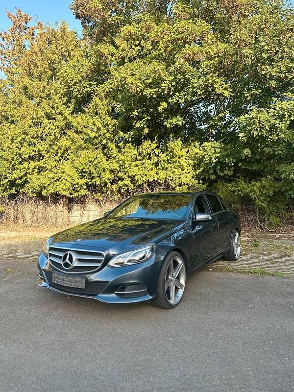 Grau Gebraucht 2014 Mercedes E220 Limousine | 14.200 € (Fairer Preis) - Bild 1/4