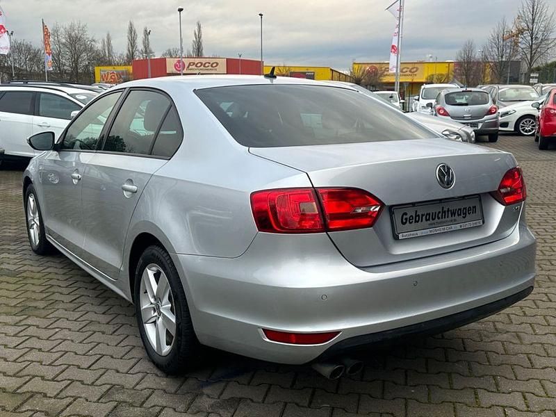 Gebraucht VW Jetta Life 122 PS (89 kW) 2014 Silber Limousine