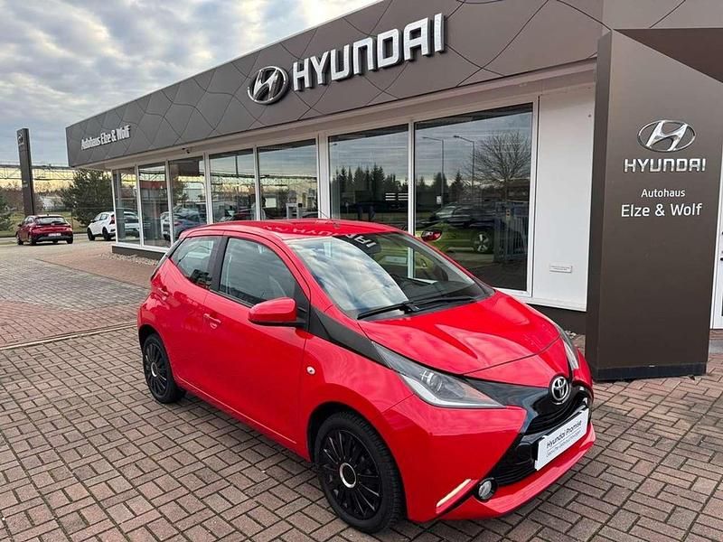 Rot Gebraucht 2015 Toyota Aygo X-play Kleinwagen | 6.590 € (Fairer Preis) - Bild 1/4