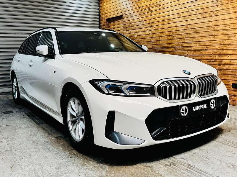 Weiß Gebraucht 2023 BMW 320 M Sport Kombi | 34.950 € (Guter Preis) - Bild 1/4