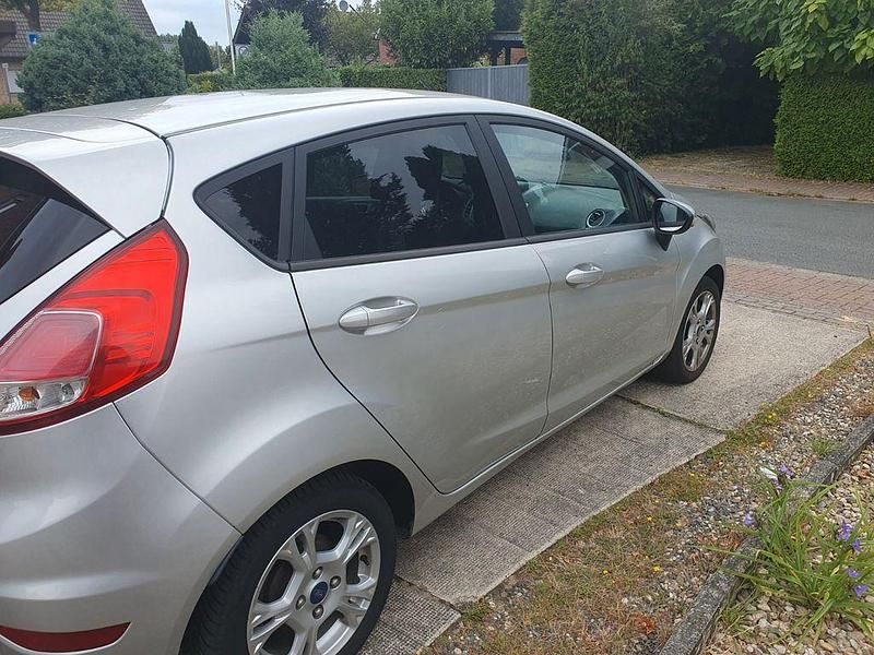 Silber Gebraucht 2014 Ford Fiesta SYNC Edition Kleinwagen | 3.990 € (Fairer Preis) - Bild 1/4