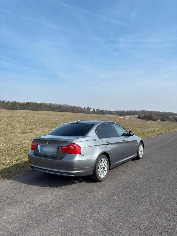 Gebraucht BMW 320 184 PS (135 kW) 2011 Grau Limousine