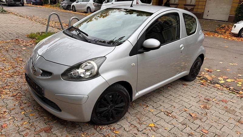 Silber Gebraucht 2005 Toyota Aygo Kleinwagen | 2.300 € (Fairer Preis) - Bild 1/4