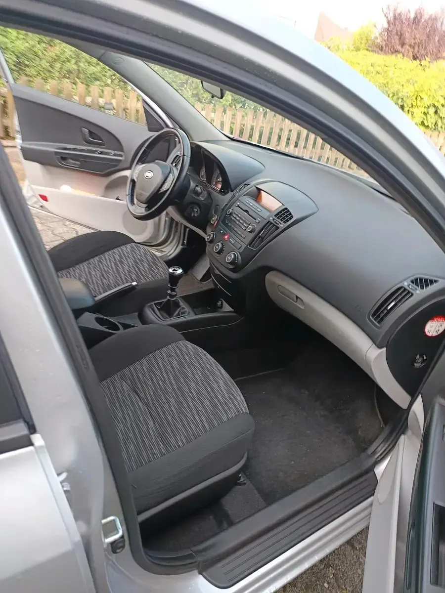 Gebraucht Kia Ceed 109 PS (80 kW) 2009 Silber Kleinwagen