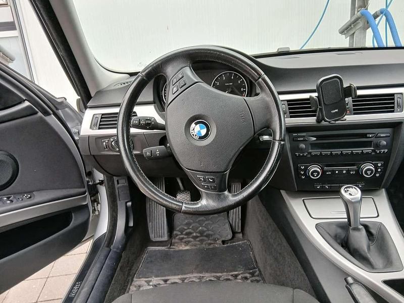 Gebraucht BMW 318 129 PS (94 kW) 2006 Grau Limousine
