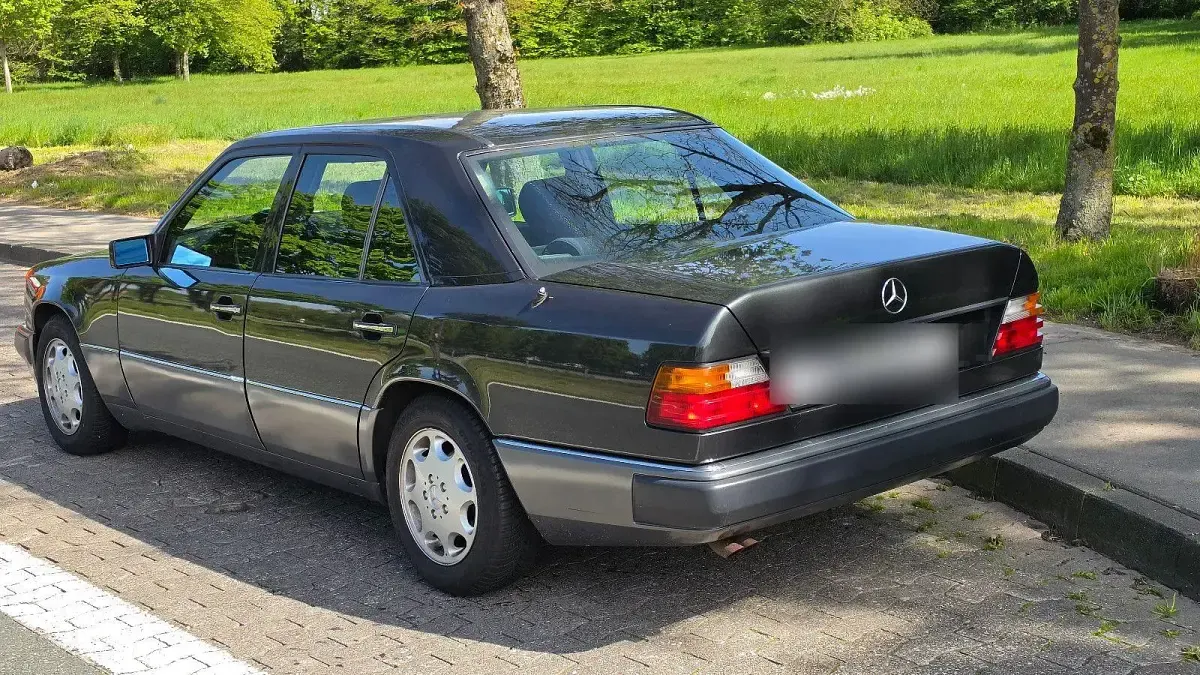 Gebraucht Mercedes E260 160 PS (117 kW) 1992 Schwarz Limousine