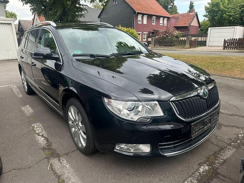 Schwarz Gebraucht 2010 Skoda Superb Limousine | 4.999 € (Fairer Preis) - Bild 1/4