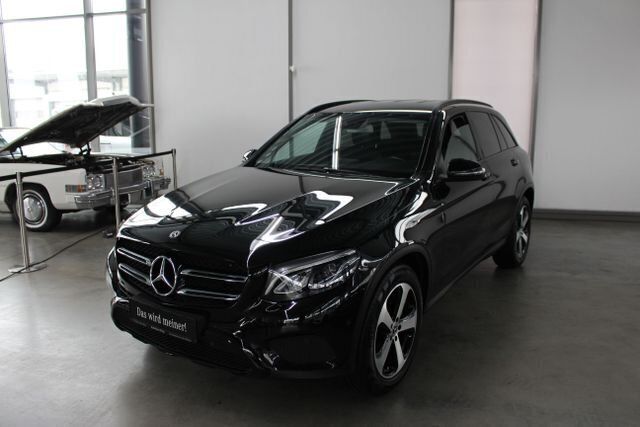 Schwarz , obsidianschwarz metallic Gebraucht 2018 Mercedes GLC250 Exclusive Limousine | 34.890 € (Fairer Preis) - Bild 1/4