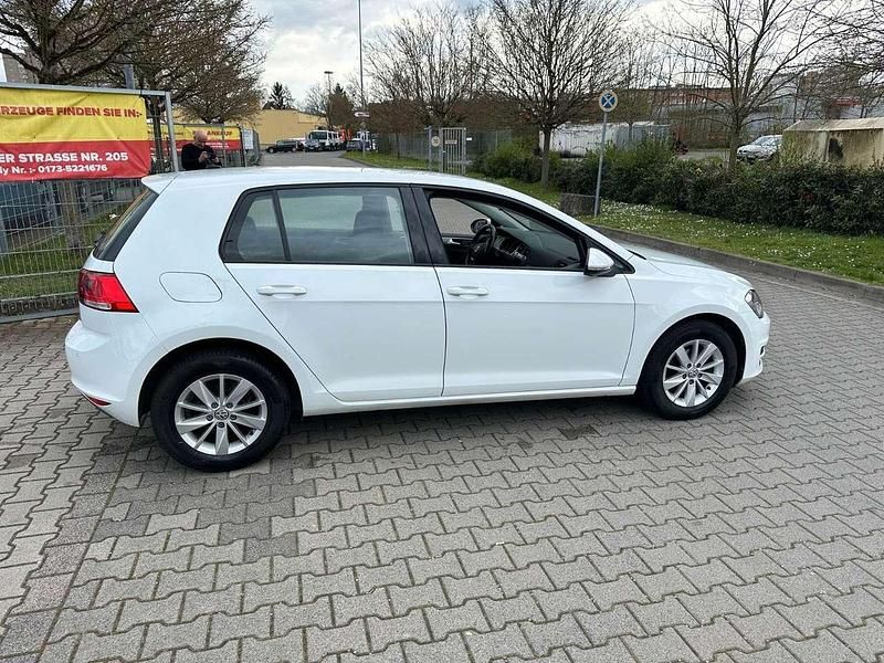 Gebraucht VW Golf 110 PS (80 kW) 2017 Pure white Limousine