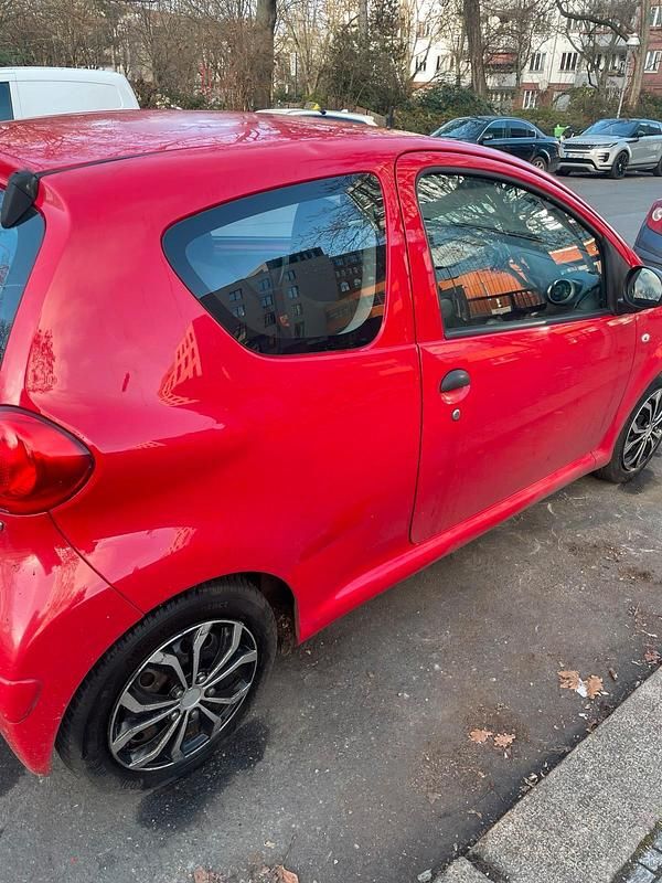 Gebraucht Toyota Aygo 68 PS (50 kW) 2006 Rot Kleinwagen