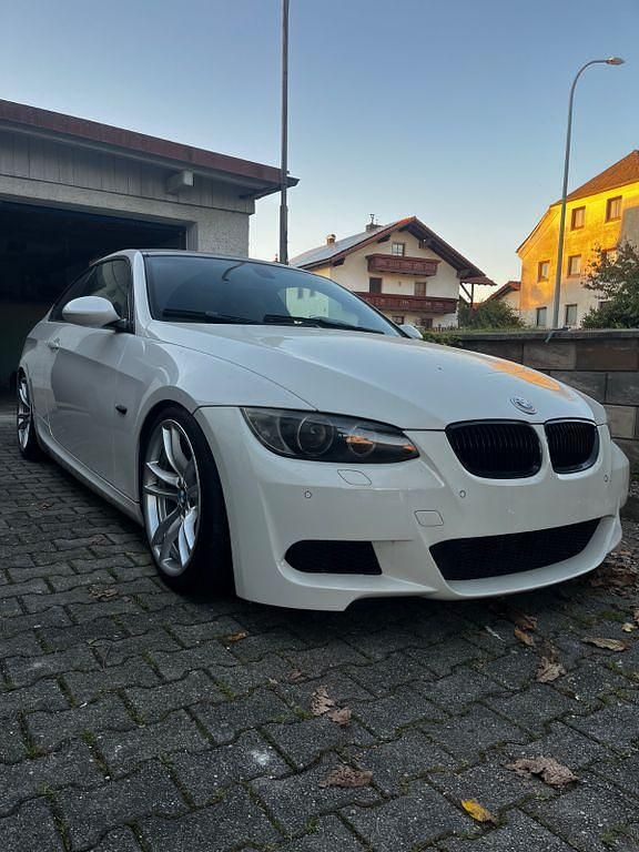 Weiß Gebraucht 2008 BMW 330 Performance Coupé | 11.950 € (Fairer Preis) - Bild 1/4