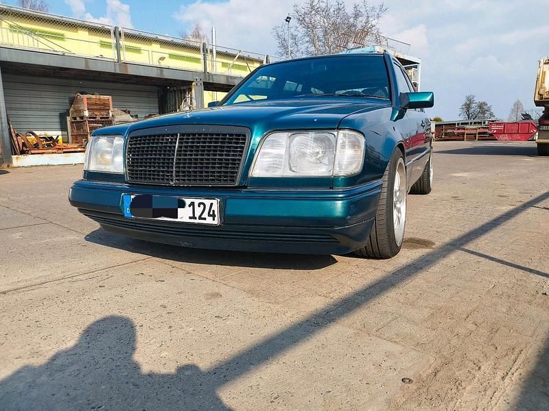 Grün Gebraucht 1995 Mercedes E200 Kombi | 6.899 € - Bild 1/4