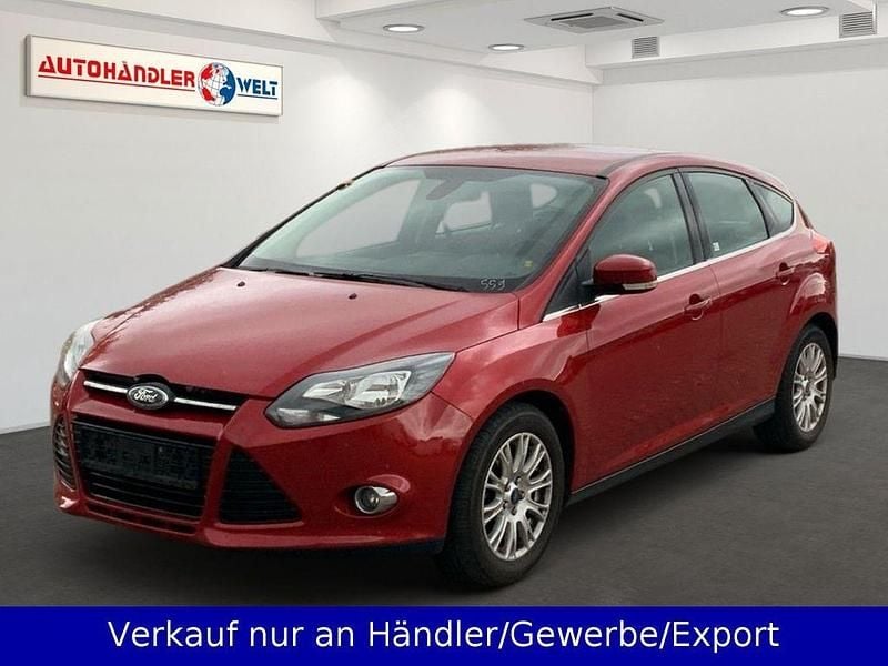 Rot Gebraucht 2011 Ford Focus Titanium Limousine | 3.899 € (Superpreis) - Bild 1/4