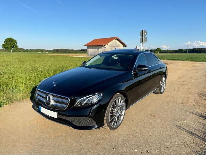 Schwarz Gebraucht 2017 Mercedes E200 Avantgarde Limousine | 22.000 € (Fairer Preis) - Bild 1/4