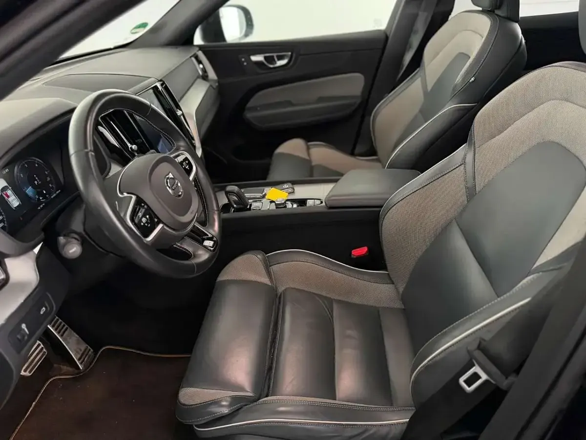 Gebraucht Volvo XC60 R-Design 197 PS (144 kW) 2019 Black stone SUV