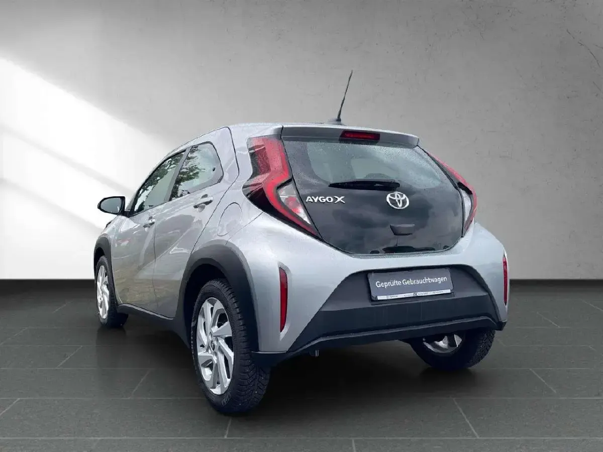 Gebraucht Toyota Aygo X X-play 72 PS (52 kW) 2022 Shimmering silver metallic SUV