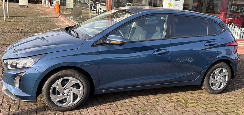 Neu Hyundai i20 79 PS (58 kW) 2025 Blau Limousine