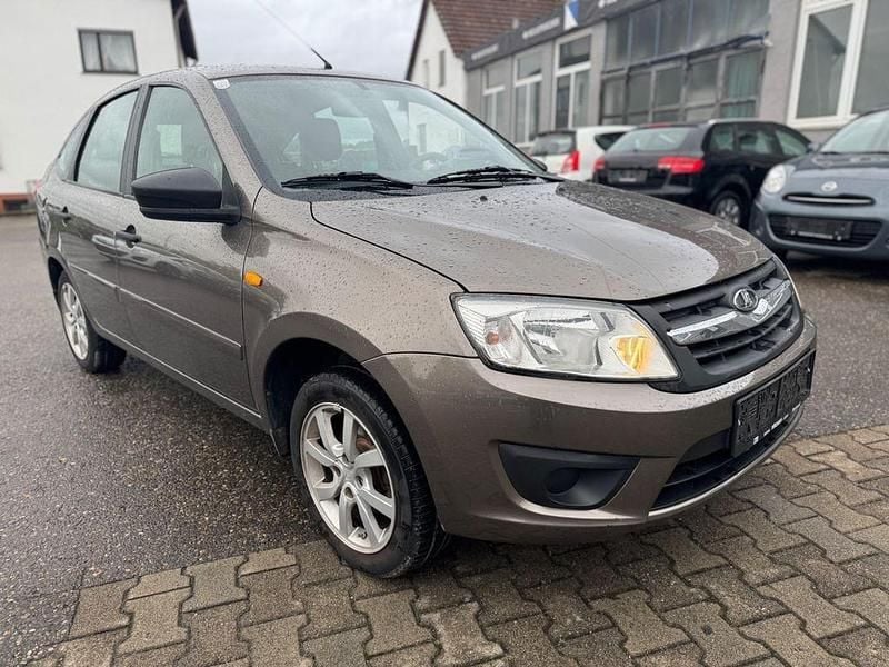 Braun Gebraucht 2017 Lada Granta Limousine | 2.350 € - Bild 1/4
